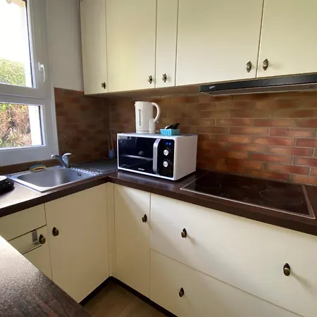 Sunny Cocoon With Garden Close To The Sea 公寓